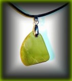 GREEN OPALE MADAGASCAR PENDANT (10 gr/2.7cm)