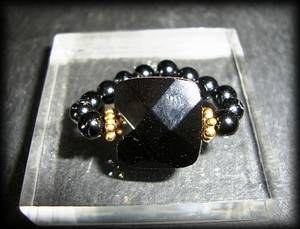FACETED ONYX RING ( 6gr/elastic)
