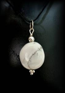 MAGNESITE PENDANT 3(12gr/2cm)