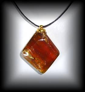 MAGNETIC AMBER PENDANT(10gr/3.3cm)