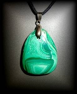 MALACHITE PENDANT (21 gr/3.6 cm)