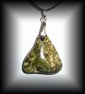 EPIDOTE PENDANT2(14 gr/3 cm)