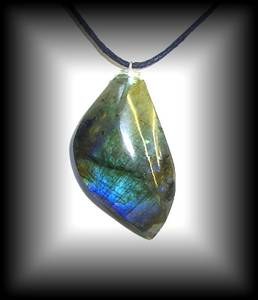 MAGNETIC LABRADORITE PENDANT (11 gr/3.5 cm)