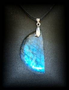 LABRADORITE BLUE PENDANT (20 gr/4.7 cm)