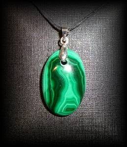 MALACHITE PENDANT (10 gr/2.8 cm)