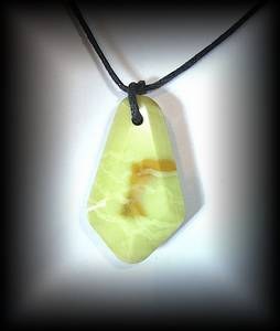 GREEN OPALE MADAGASCAR PENDANT ( 15 gr/4 cm) 