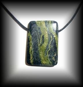 PISTACHITE EPIDOTE PENDANT 8(25 gr/4.cm)