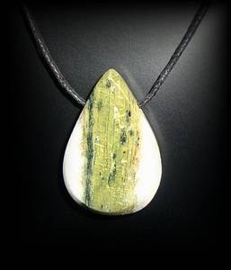 TEAR PISTACHITE EPIDOTE PENDANT 9(20 gr/4.2 cm)