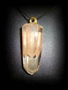 CARVED QUARTZ PENDANT (25 gr/4.6 cm)