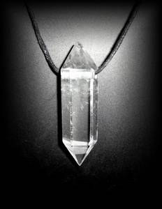 BI-TERMINATED QUARTZ PENDANT3(15 gr/4.7 cm)