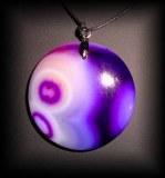 PENDENTIF AGATE VIOLETTE RONDE(25gr/4cm)