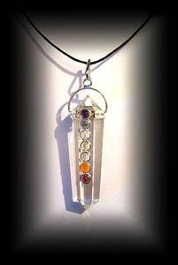 PENDENTIF 7 CHAKRAS QUARTZ BI-TERMINE( 20 gr/4.9 cm)