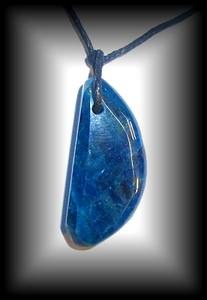 PENDENTIF APATITE DEMI LUNE( 15 gr/3.9 cm)