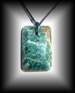 PENDENTIF APATITE VERTE EXCEPTIONNEL!( 16 gr/3.2 cm)