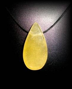 PENDENTIF CALCITE JAUNE GOUTTE( 20 gr/4.2 cm)