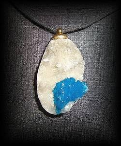 PENDENTIF CAVANSITE MAGNETIQUE (19 gr/3.5 cm)