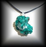 PENDENTIF DIOPTASE MAGNETIQUE (très rare!)( 10 gr/2 cm)