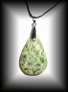 PENDENTIF DIOPSIDE GOUTTE3(22 gr/4 cm)