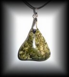 PENDENTIF EPIDOTE SAVOIE 2(14 gr/3 cm)