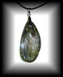 PENDENTIF EPIDOTE CRISTAL5(25 gr/4.9 cm)