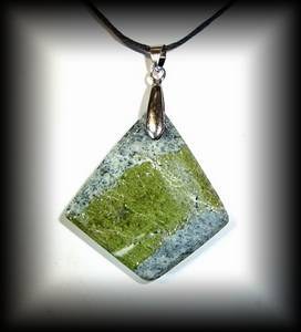 PENDENTIF PISTACHITE EPIDOTE 3(25 gr/4.4 cm) 