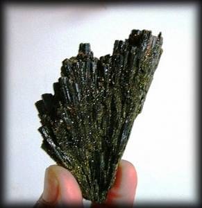 EPIDOTE CRISTAL SAVOIE(150 gr/9 cm)