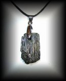 PENDENTIF EPIDOTE CRISTAL3(13 gr/2.6 cm)