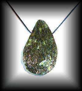 PENDENTIF EPIDOTE CRISTAL8(60 gr/5.7 cm)