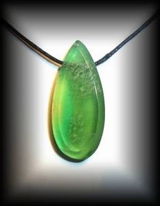 PENDENTIF FLUORITE VERTE "exceptionnelle"!!( 29 gr/5 cm)