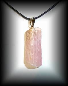 PENDENTIF KUNZITE CRISTAL 2( 9 gr/2.7 cm)