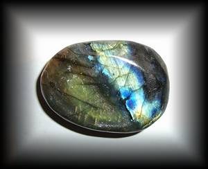 LABRADORITE GALET 3 ( 80 gr/5.9 cm)