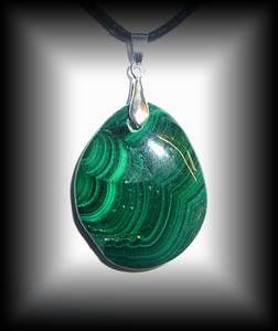 PENDENTIF MALACHITE GALET PLAT( 20 gr/3.7 cm)