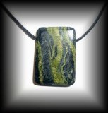 PENDENTIF PISTACHITE EPIDOTE 8(25 gr/4.cm)