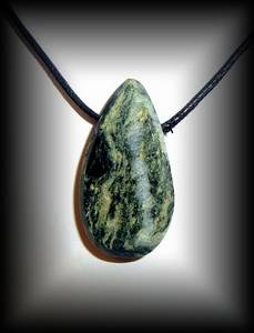 PENDENTIF PISTACHITE EPIDOTE GOUTTE 8(22 gr/4.4.cm)