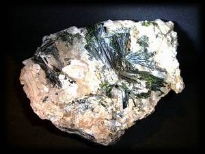 EPIDOTE CRISTAL SAVOIE7(1081 gr/12 cm)