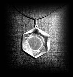 PENDENTIF QUARTZ EXGAGONAL(14 gr/3 cm)