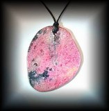 PENDENTIF RHODONITE ( 35 gr/6 cm)