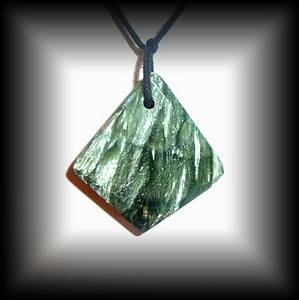 PENDENTIF SERAPHINITE 8 (20 gr/3.8 cm)