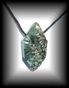 PENDENTIF SERAPHINITE BITERMINEE(15 gr/3.8 cm)