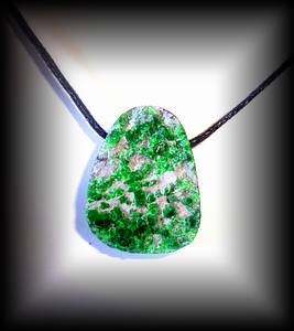 PENDENTIF UVAROVITE (10 gr/ 2.9 cm)